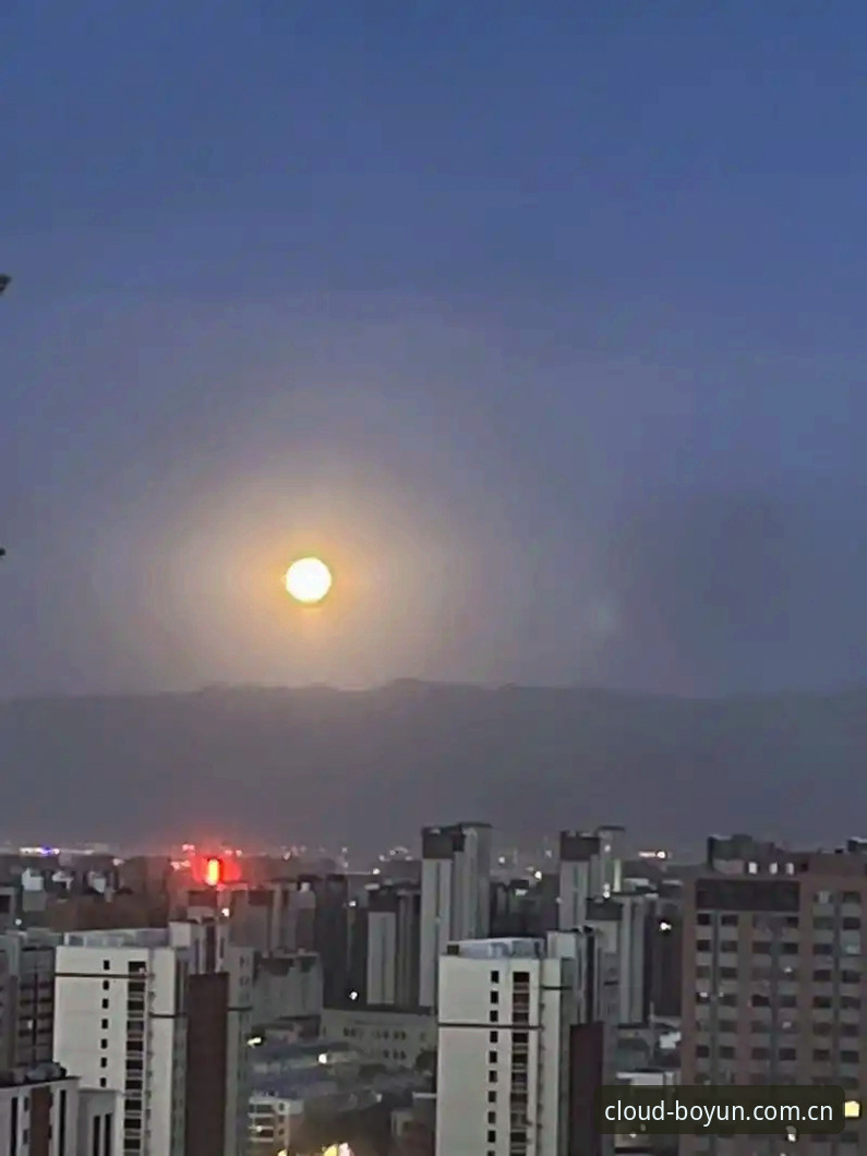 北京时间5月21日凌晨，阿斯顿维拉在欧联杯决赛中以3-0完胜德甲劲旅弗赖堡，将队史首座欧联杯冠军收入囊中。对这支英超老牌球队而言，这座奖杯填补了整整三十年的荣誉空白；而对54岁的埃梅里来说，这一夜的意义远比一座奖杯更深远——他以无可争议的方式，巩固了自己在欧战历史上独一无二的位置。